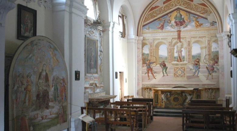  Vista panoramica dell'esterno della Chiesa di San Sebastiano, con la sua facciata semplice rivestita di intonaco, che riflette un'architettura sobria e modesta. 